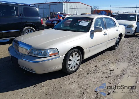 2003 Lincoln Town Car Cartier z USA, uszkodzony, nr VIN 1LNHM83W83Y689342